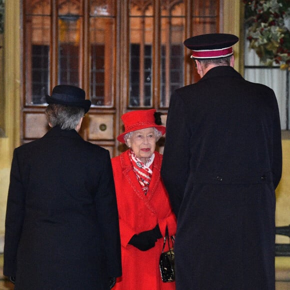 Le prince William, duc de Cambridge, la reine Elisabeth II d'Angleterre, le prince Charles, prince de Galles - La famille royale se réunit devant le chateau de Windsor pour remercier les membres de l'Armée du Salut et tous les bénévoles qui apportent leur soutien pendant l'épidémie de coronavirus (COVID-19) et à Noël le 8 décembre 2020.