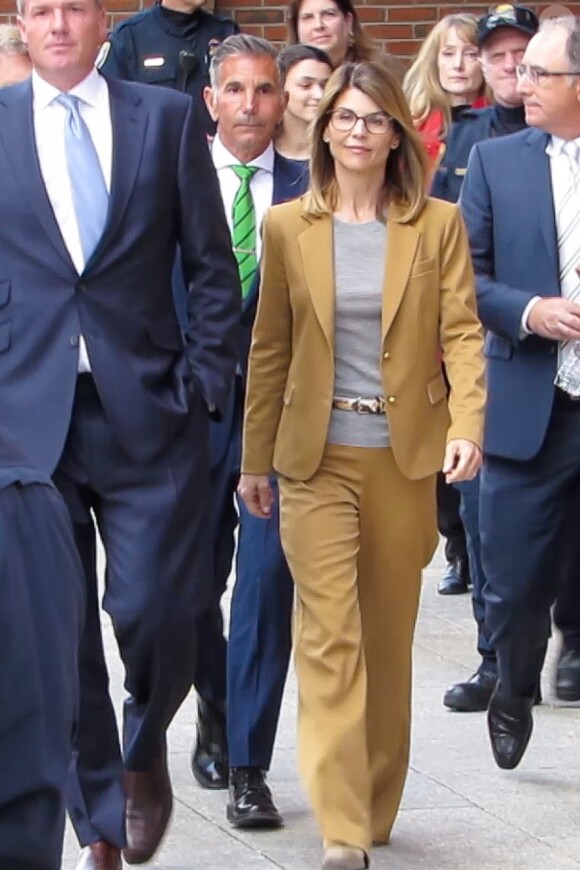 Felicity Huffman et Lori Loughlin sont arrivées en cour fédérale à Boston mercredi pour faire face aux accusations relatives à la plus grande arnaque de l'histoire des universités. Boston, le 3 avril 2019.