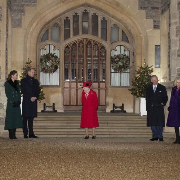 Le prince Edward de Wessex, la comtesse Sophie de Wessex , Catherine Kate Middleton, duchesse de Cambridge, le prince William, duc de Cambridge, la reine Elisabeth II d'Angleterre, le prince Charles, prince de Galles, Camilla Parker Bowles, duchesse de Cornouailles - La famille royale se réunit devant le chateau de Windsor pour remercier les membres de l'Armée du Salut et tous les bénévoles qui apportent leur soutien pendant l'épidémie de coronavirus (COVID-19) et à Noël le 8 décembre 2020.