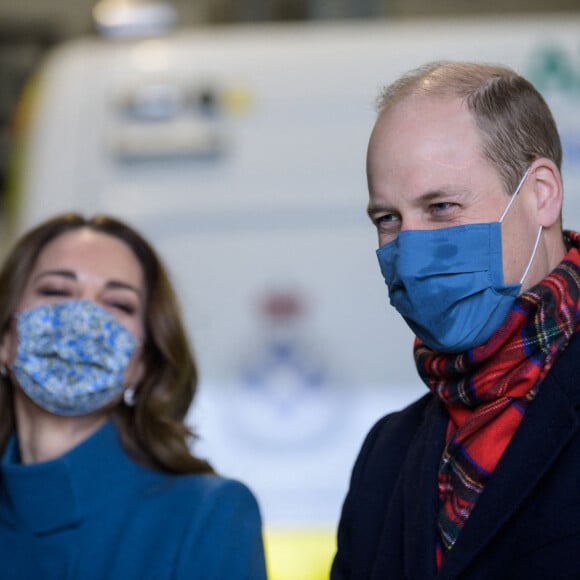 Le prince William, duc de Cambridge et Catherine Kate Middleton, duchesse de Cambridge visitent un centre de secours à Newbridge en Ecosse le 7 décembre 2020.