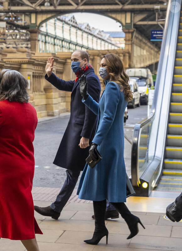Le prince William et Catherine Kate Middleton, duchesse de Cambridge, arrivent en train à la gare d'Édimbourg-Waverley lors du deuxième jour de leur tournée à travers le Royaume-Uni, le 7 décembre 2020. Le couple est accueilli par Sandra Cumming et la joueuse de cornemuse Louise Marshall.
