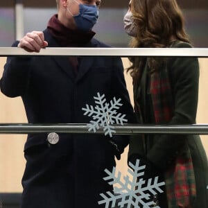 Le prince William, duc de Cambridge, et Catherine Kate Middleton, duchesse de Cambridge prennent un train à la Gare d'Euston pour une tournée à travers le Royaume Uni le 6 décembre 2020.