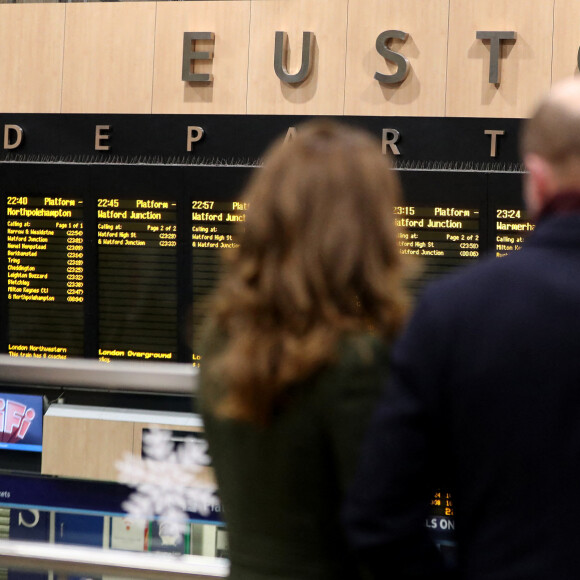 Le prince William, duc de Cambridge, et Catherine Kate Middleton, duchesse de Cambridge prennent un train à la Gare d'Euston pour une tournée à travers le Royaume Uni le 6 décembre 2020.