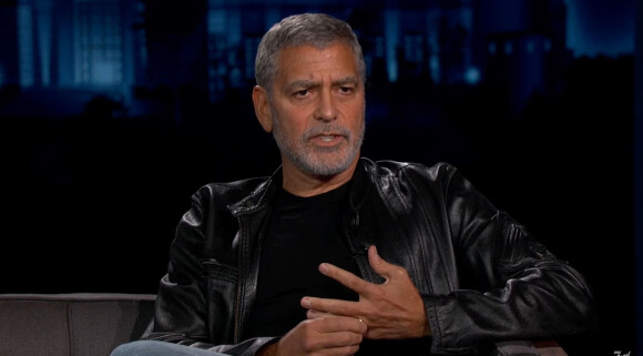 George Clooney révèle qu'il se coupe lui-même les cheveux depuis des années avec un Flowbees dans l'émission Jimmy Kimmel Live! à Los Angeles, décembre 2020.