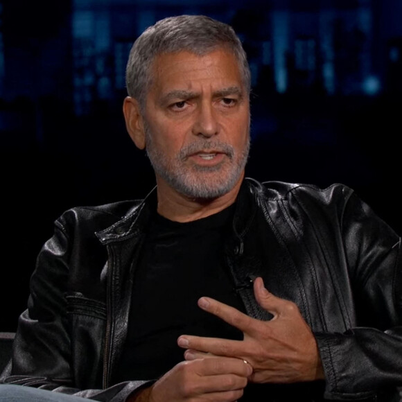 George Clooney révèle qu'il se coupe lui-même les cheveux depuis des années avec un Flowbees dans l'émission Jimmy Kimmel Live! à Los Angeles, décembre 2020.