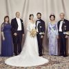 Le prince Carl Philip de Suède et sa femme la princesse Sofia (Sofia Hellqvist) posent avec leurs parents respectifs Marie Hellqvist, Erik Hellqvist, la reine Silvia, le roi Carl Gustav de Suède pour la photo officielle lors de leur mariage au palais royal à Stockholm, le 13 juin 2015.