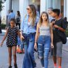 Heidi Klum se promène avec ses enfants, Helene Samuel, Henry Samuel, Lou Samuel et Johan Samuel à The Grove à Hollywood. Le mannequin porte un jean pattes d'eph et une chemise en jean, le 15 octobre 2017.