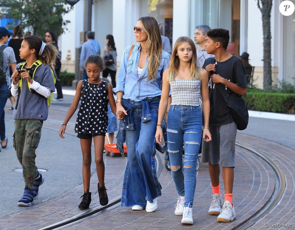 Heidi Klum se promène avec ses enfants, Helene Samuel, Henry Samuel, Lou Samuel et Johan Samuel à The Grove à Hollywood. Le mannequin porte un jean pattes d&#039;eph et une chemise en jean, le 15 octobre 2017.