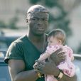 Seal et sa fille adoptive Leni à Los Angeles. Septembre 2004.