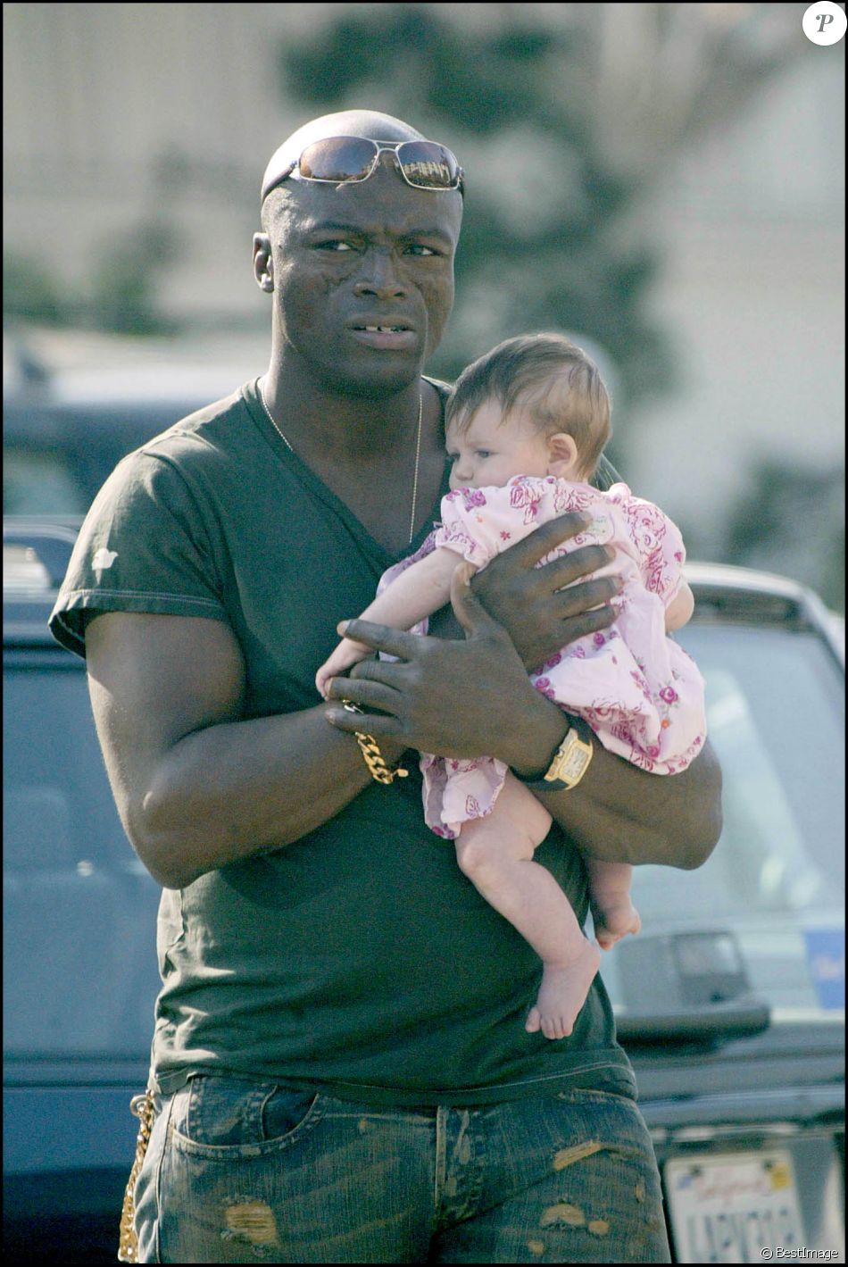 Seal et sa fille adoptive Leni à Los Angeles. Septembre 2004.