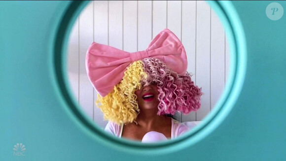 Sia présente son nouveau titre "Together" avec Maddie Ziegler dans l'émission "The Tonight Show: Home Edition". Cette chanson est extraite de la bande originale du film "Music", écrit et réalisé par Sia. Los Angeles. Le 9 juin 2020.