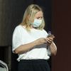 Exclusif - Sia, aperçue avec un masque de protection, à la sortie d'un studio d'enregistrement de Palm Springs avec Eddie Benjamin, le 27 avril 2020.