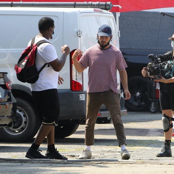 Exclusif - Shia LaBeouf fait une pause déjeuner avant de retourner dans un studio d'enregistrement à Los Angeles pendant l'épidémie de coronavirus (Covid-19), le 30 septembre 2020.