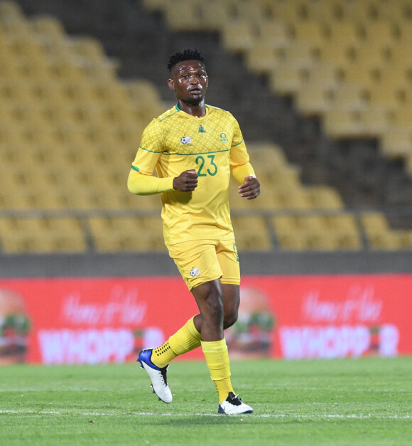 Le footballeur sud-africain Motjeka Madisha lors du match Afrique du Sud - Namibie, le 8 octobre 2020.