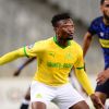 Le footballeur sud-africain Motjeka Madisha (en maillot jaune) lors du match Cape Town City - Mamelodi Sundowns, le 4 novembre 2020.