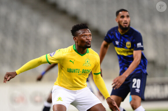 Le footballeur sud-africain Motjeka Madisha (en maillot jaune) lors du match Cape Town City - Mamelodi Sundowns, le 4 novembre 2020.