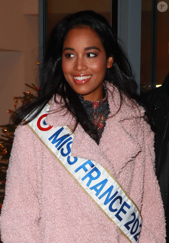 Clémence Botino (Miss France 2020) quitte la station Fun radio à Neuilly-sur-Seine le 16 décembre 2019. Née à Baie-Mahault en Guadeloupe, la jeune brune, qui mesure 1m75 est en première année de master d'histoire des arts à la Sorbonne.