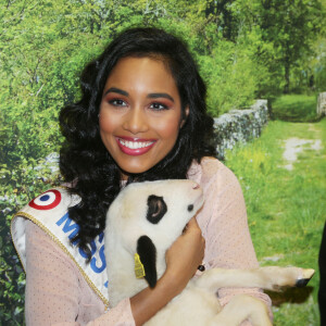 Clémence Botino, Miss France 2020, en visite au Salon de l'agriculture à Paris. Le 26 février 2020 © Panoramic / Bestimage