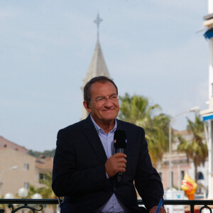 Jean-Pierre Pernaut est venu remettre au maire de Sanary le titre de plus beau marché de France en direct lors du JT de TF1 le 9 mai 2018. © Dominique Leriche / Nice / Matin / Bestimage