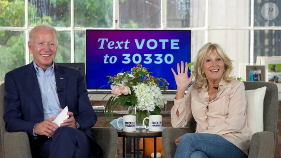 Jennifer Lopez et son fiancé Alex Rodriguez conversent avec le candidat Joe Biden et sa femme Jill par vidéoconférence, quelques semaines avant les élections présidentielles américaines. Le 16 octobre 2020. 