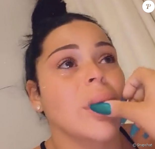 Sarah Fraisou craque complètement sur Snapchat. Elle fond en larmes.
