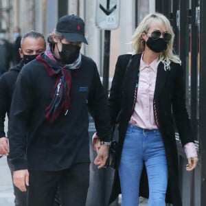 Exclusif - Laeticia Hallyday et son compagnon Jalil Lespert sortent de chez Jalil à Paris pour aller à la pharmacie, alors que Carl met les valises dans la voiture pour repartir avec les enfants de Jalil (Aliosha et Kahina) se confiner à Marnes-la-Coquette, automne 2020.