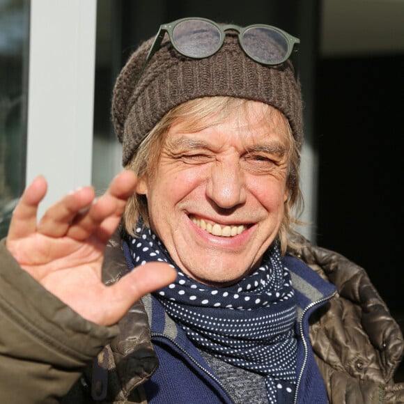 Jean-Louis Aubert arrive dans les studios RTL à Paris. © Jonathan Rebboah / Panoramic / Bestimage