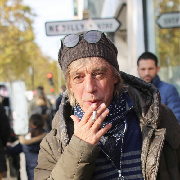 Jean-Louis Aubert arrive dans les studios RTL à Paris, le 20 novembre 2019. © Jonathan Rebboah / Panoramic / Bestimage