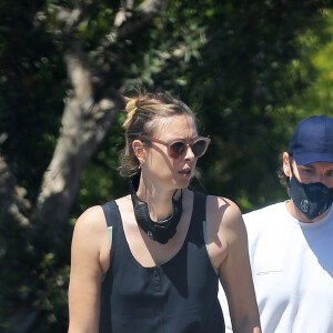 Exclusif - Maria Sharapova et son compagnon Alexander Gilkes s'intéressent au terrain vide à côté de la maison de Maria à Manhattan Beach, Los Angeles, Californie, Etats-Unis, le 16 mai 2020. 