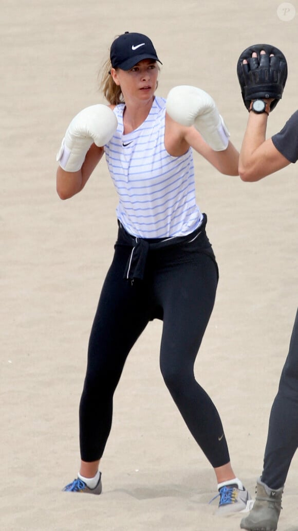 Exclusif - Maria Sharapova lors d'une séance d'entraînement avec son coach sur une plage à Los Angeles. Le 29 juillet 2020 
