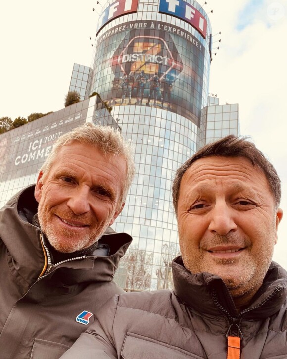 Arthur avec Denis Brogniart (qui anime "District Z") devant la tour TF1, le 1er décembre 2020.