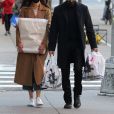 Katie Holmes et son compagnon Emilio Vitolo Jr. sont allés faire du shopping dans le quartier de Soho à Manhattan, New York, le 16 novembre 2020.   