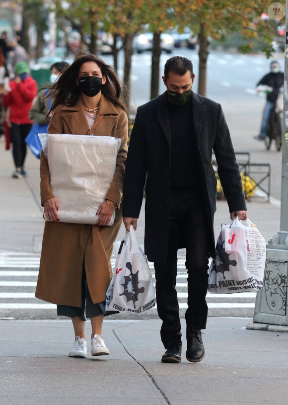 Katie Holmes et son compagnon Emilio Vitolo Jr. sont allés faire du shopping dans le quartier de Soho à Manhattan, New York, le 16 novembre 2020. 