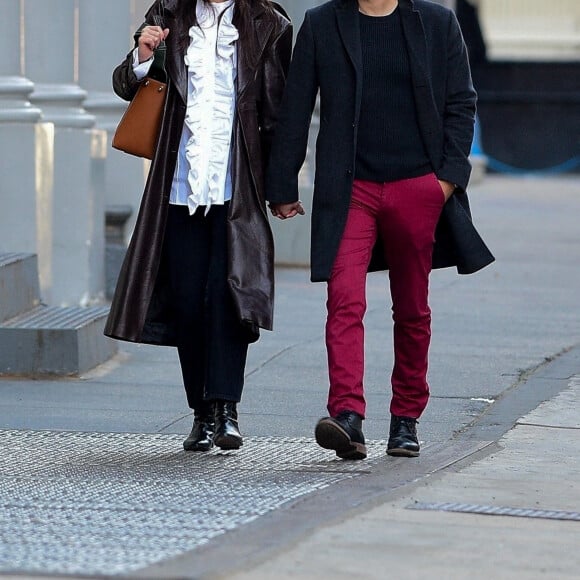 Katie Holmes et son compagnon Emilio Vitolo Jr. sortent faire un peu de shopping à New York le 5 novembre 2020. 