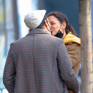 Exclusif - Katie Holmes et son compagnon Emilio Vitolo Jr s'embrassant devant son restaurant de New York le 3 novembre 2020. 