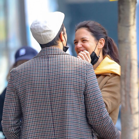 Exclusif - Katie Holmes et son compagnon Emilio Vitolo Jr s'embrassant devant son restaurant de New York le 3 novembre 2020. 