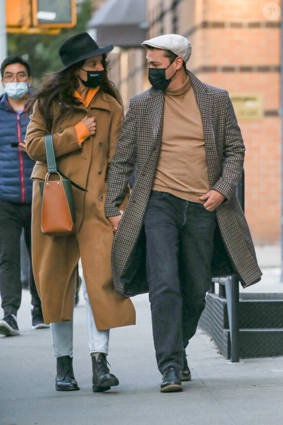 Katie Holmes se balade avec son compagnon Emilio Vitolo Jr. à New York le 3 novembre 2020. 