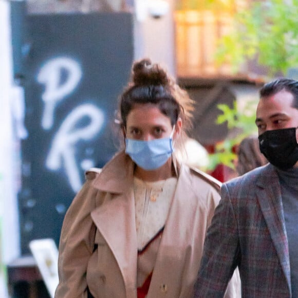 Exclusif - L'actrice américaine de 41 ans, Katie Holmes et son compagnon Emilio Vitolo Jr se promènent à New York, le 13 octobre 2020.