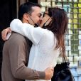 Katie Holmes et son compagnon Emilio Vitolo Jr s'embrassent devant son restaurant à New York