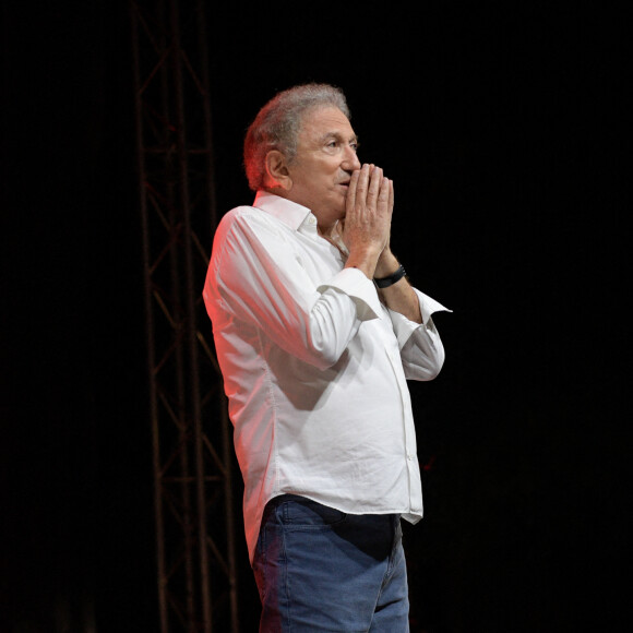 Michel Drucker - Spectacle hommage à Guy Bedos dans le parc Jourdan à Aix-en-Provence. Le 15 août 2020 © Patrick Carpentier / Bestimage