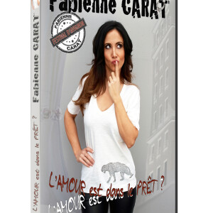 Le DVD du spectacle de Fabienne Carat "L'amour est dans le prêt", disponible à la vente dès le 17 décembre 2020.