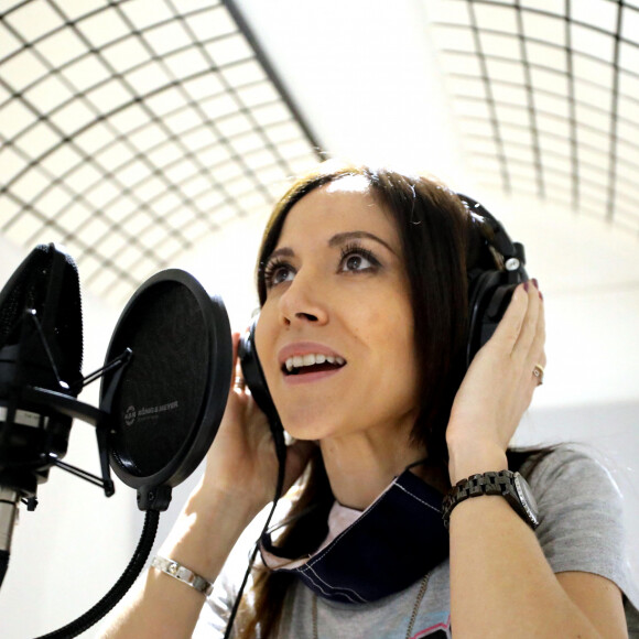 Fabienne Carat Fabienne Carat en séance d'enregistrement dans le studio de Richard Orlinski à Paris, le 23 Mai 2020