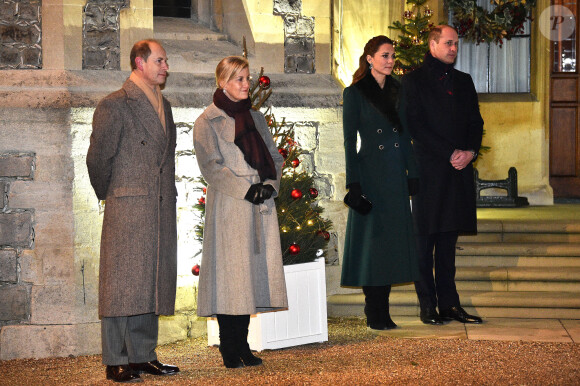 Le prince Edward de Wessex, la comtesse Sophie de Wessex , Catherine Kate Middleton, duchesse de Cambridge, le prince William, duc de Cambridge - La famille royale se réunit devant le chateau de Windsor pour remercier les membres de l'Armée du Salut et tous les bénévoles qui apportent leur soutien pendant l'épidémie de coronavirus (COVID-19) et à Noël le 8 décembre 2020.