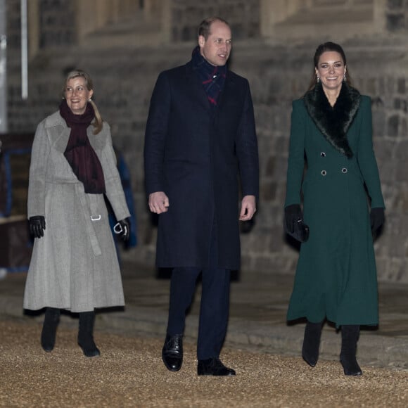 Le prince Edward de Wessex, la comtesse Sophie de Wessex , le prince William, duc de Cambridge, Catherine Kate Middleton, duchesse de Cambridge - La famille royale se réunit devant le chateau de Windsor pour remercier les membres de l'Armée du Salut et tous les bénévoles qui apportent leur soutien pendant l'épidémie de coronavirus (COVID-19) et à Noël le 8 décembre 2020.