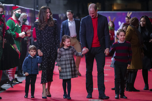 Le prince William, duc de Cambridge, et Catherine (Kate) Middleton, duchesse de Cambridge, avec leurs enfants le prince George, la princesse Charlotte et le prince Louis ont assisté à un spectacle donné en l'honneur des personnes qui ont été mobilisées pendant la pandémie au Palladium à Londres, décembre 2020.