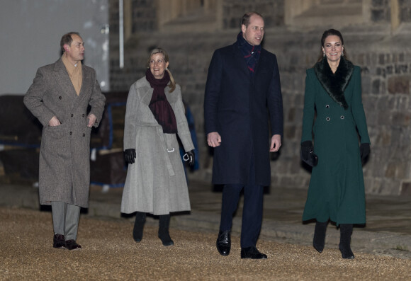Le prince Edward de Wessex, la comtesse Sophie de Wessex , le prince William, duc de Cambridge, Catherine Kate Middleton, duchesse de Cambridge - La famille royale se réunit devant le chateau de Windsor pour remercier les membres de l'Armée du Salut et tous les bénévoles qui apportent leur soutien pendant l'épidémie de coronavirus (COVID-19) et à Noël le 8 décembre 2020.