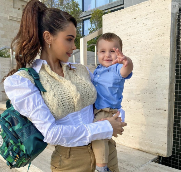 Nabilla, amoureuse de son mari Thomas Vergara et comblée par leur fils Milann.