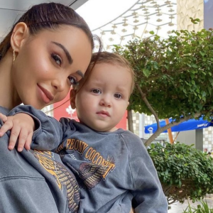 Nabilla, amoureuse de son mari Thomas Vergara et comblée par leur fils Milann.