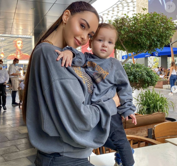 Nabilla, amoureuse de son mari Thomas Vergara et comblée par leur fils Milann.