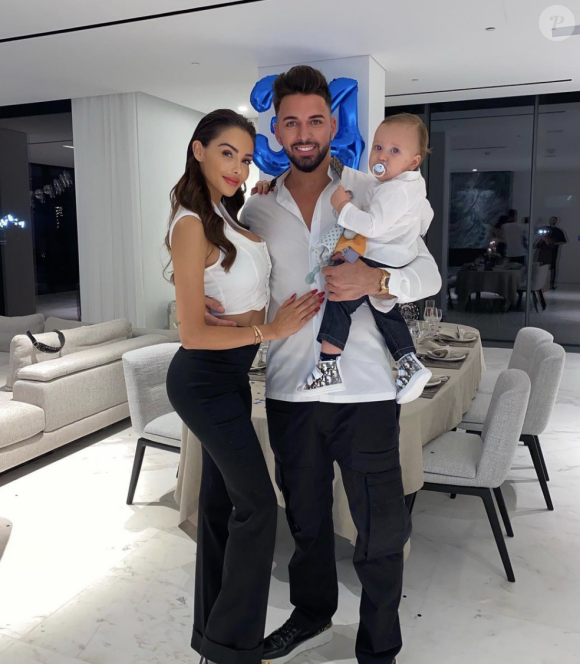 Nabilla, amoureuse de son mari Thomas Vergara et comblée par leur fils Milann.